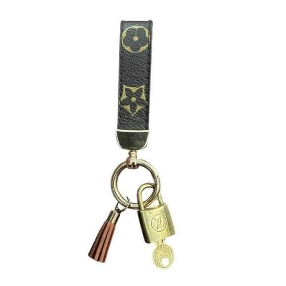 AUTHENTIC Rare 204 Louis Vuitton Lock and key with LV keychain and necklaces! - Picture 8 of 16